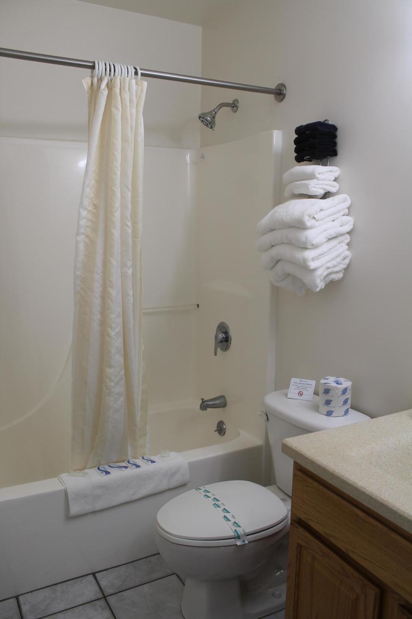 American Host Inn Hart エクステリア 写真