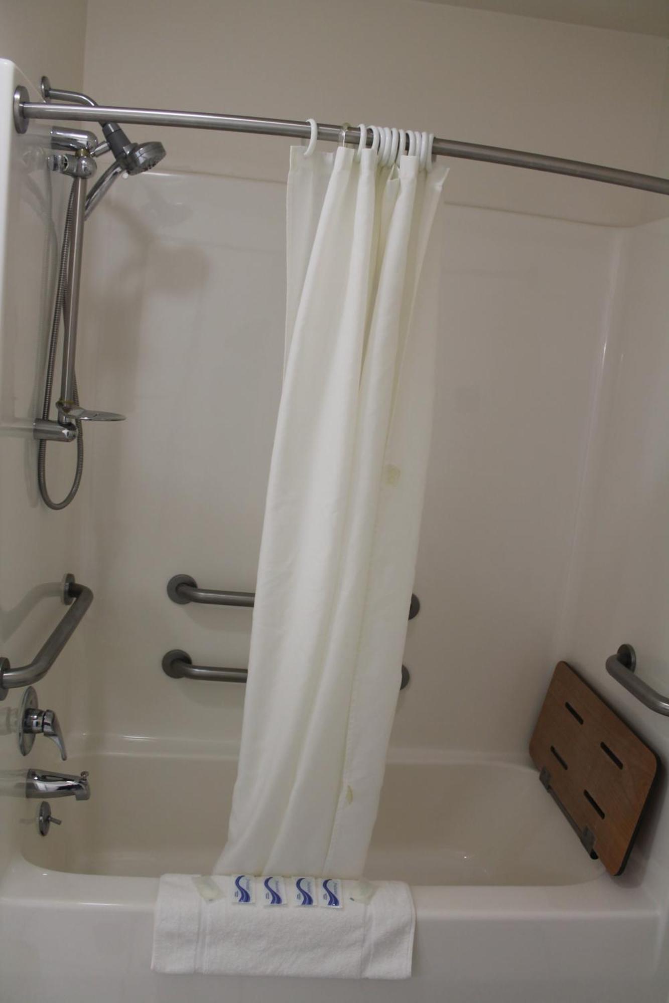 American Host Inn Hart エクステリア 写真