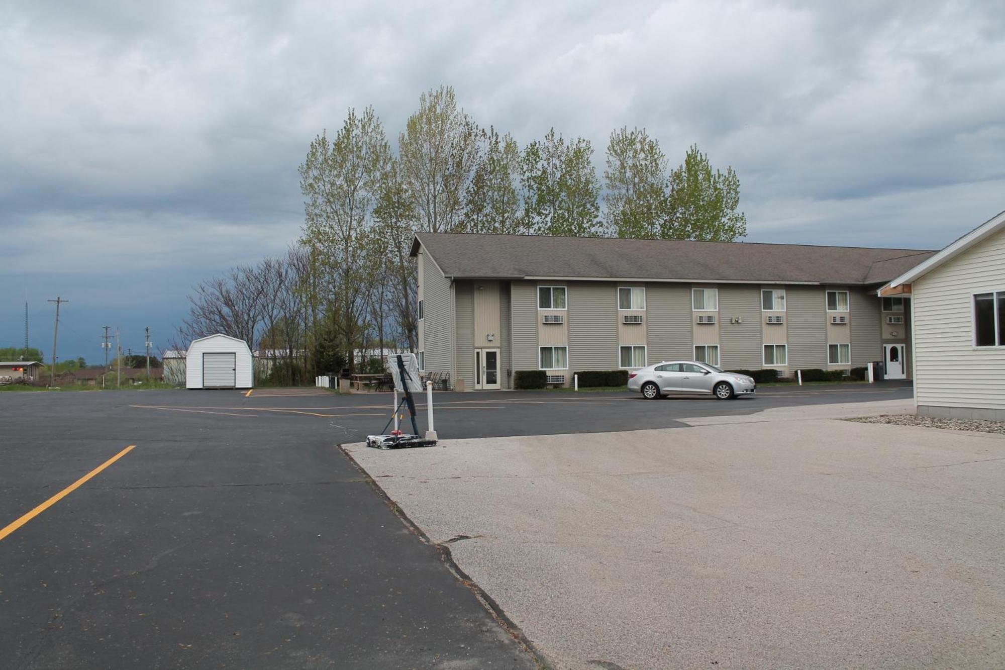 American Host Inn Hart エクステリア 写真